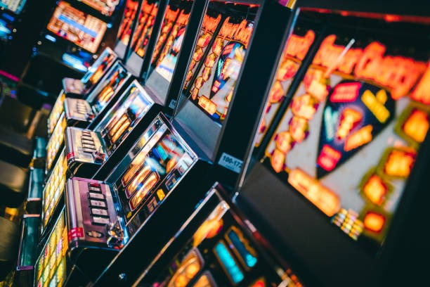 Free-spin bonus round display with multiplier indicators