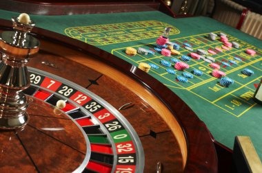 Win calculation and payout feedback on delta slot